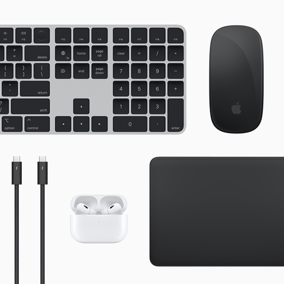 Bovenaanzicht van Mac-accessoires: Magic Keyboard, Magic Mouse, Magic Trackpad, AirPods en Thunderbolt-kabels