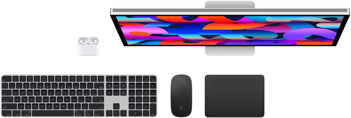 Bovenaanzicht van Mac-accessoires: Studio Display, AirPods, Magic Keyboard, Magic Mouse en Magic Trackpad