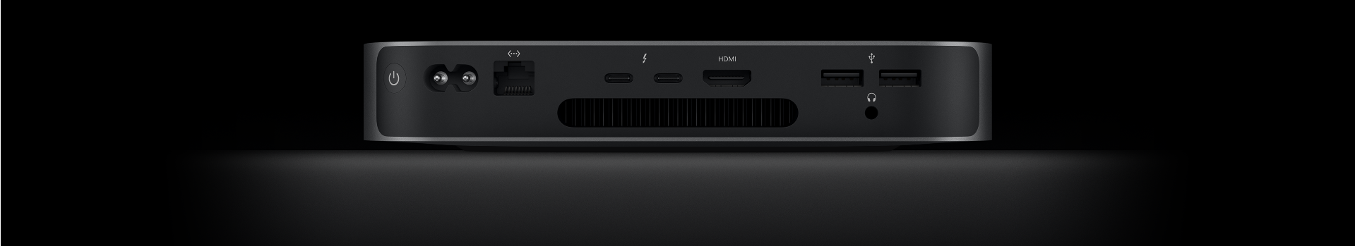 Achteraanzicht van Mac mini met de twee Thunderbolt 4-poorten, HDMI-poort, twee USB‑A-poorten, mini‑jack-aansluiting, Gigabit Ethernet-poort, voedingspoort en aan/uit-knop.