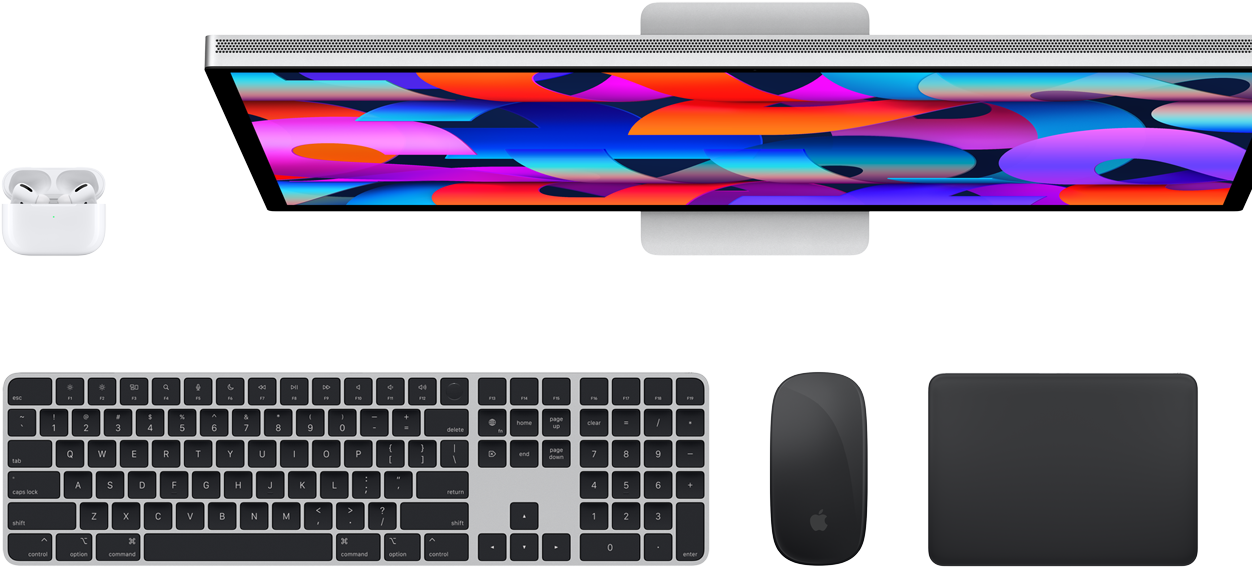 Bovenaanzicht van AirPods, Studio Display, Magic Keyboard, Magic Mouse en Magic Trackpad.