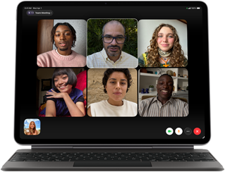 iPad Air, bevestigd aan Magic Keyboard, kleur Zwart, FaceTime-groepsgesprek op het scherm