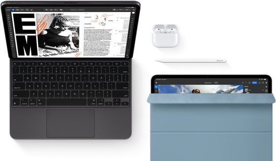 Vooraanzicht van iPad Pro bevestigd aan Magic Keyboard, spacezwart, afgeronde hoeken, zwarte rand rond display, opengeklapt, display met een app om artikelen te bewerken met tekst en een foto van een vrouw die muziek afspeelt, AirPods 4 in een geopende case, blauwe Smart Folio-cover om iPad Pro met Apple Pencil Pro die op het device ligt, cover is deels opengeklapt en laat het display zien