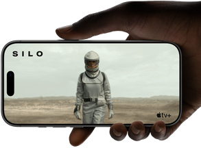 Een hand die een iPhone 17 Pro vasthoudt, Zilver, horizontaal, videoweergave op all-screendisplay om de batterijduur te demonstreren