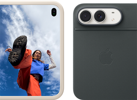 iPhone Duo, kleur Sterrenwit in siliconenhoesje in de kleur zand, liggende stand, volledig geopend, Dual Fusion-camera’s linksboven, hoesje bedekt de linkerachterkant en buitenrand van het buitendisplay aan de voorkant, op het buitendisplay aan de rechterkant is een portret van een persoon te zien. iPhone Duo in de kleur Sterrenwit, neergezet in marineblauwe Folio met standaard, volledig geopend in liggende stand, achterkant met de 48-MP Dual Fusion-camera’s, twee lenzen