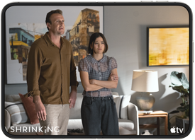 iPhone Duo, geopend in liggende stand, op het scherm is de Apple TV-serie ‘Shrinking’ te zien