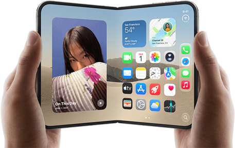 iPhone Duo, kleur Sterrenwit, vastgehouden door twee handen in liggende stand, opengevouwen, binnendisplay toont foto’s aan de linkerkant, apps aan de rechterkant