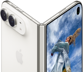 iPhone Duo, deels geopend als een boek, scharniermechanisme in het midden, achterkant met links een Apple logo en twee camera’s en rechts het buitendisplay met een foto van iemand met blond haar