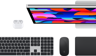 Mac-accessories: AirPods, Studio Display, zwart Magic Keyboard met Touch ID, zwarte Magic Mouse en zwarte Magic Trackpad