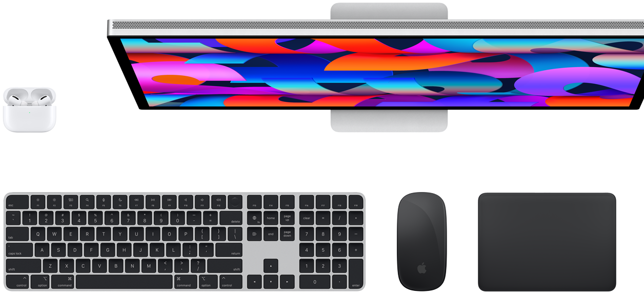 Bovenaanzicht van AirPods, Studio Display, Magic Keyboard, Magic Mouse en Magic Trackpad