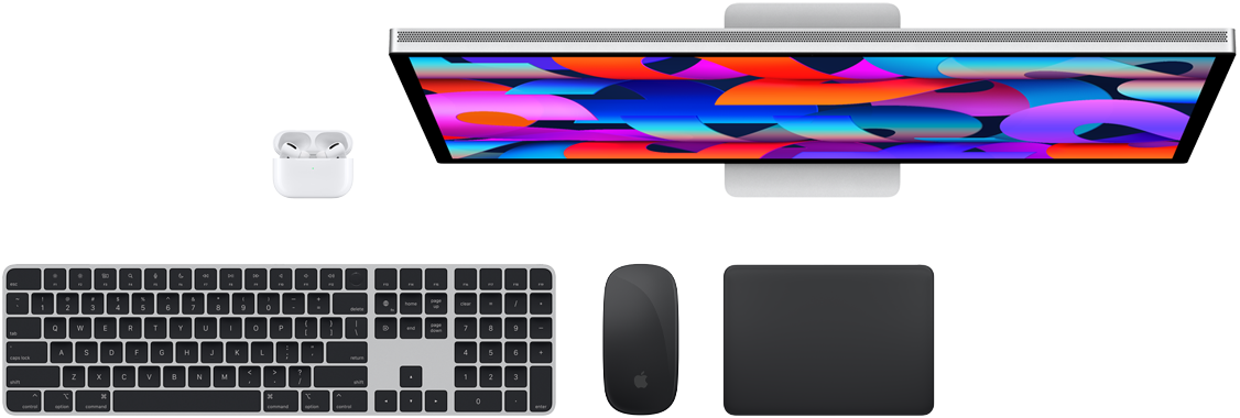 Bovenaanzicht van AirPods, Studio Display, Magic Keyboard, Magic Mouse en Magic Trackpad