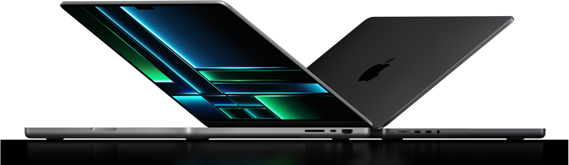 Zijaanzicht van twee MacBook Pro’s die half open staan.