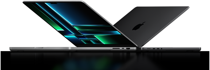 Zijaanzicht van twee MacBook Pro’s die half open staan.