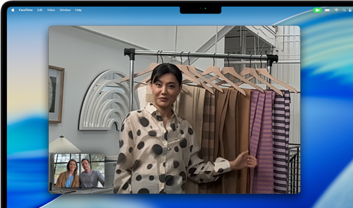Videogesprek op een MacBook Pro waar een vrouw stoffen laat zien aan twee gespreksdeelnemers en dankzij Middelpunt midden in beeld blijft terwijl ze heen en weer loopt