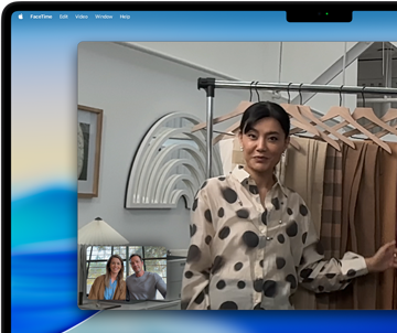 Videogesprek op een MacBook Pro waar een vrouw stoffen laat zien aan twee gespreksdeelnemers en dankzij Middelpunt midden in beeld blijft terwijl ze heen en weer loopt